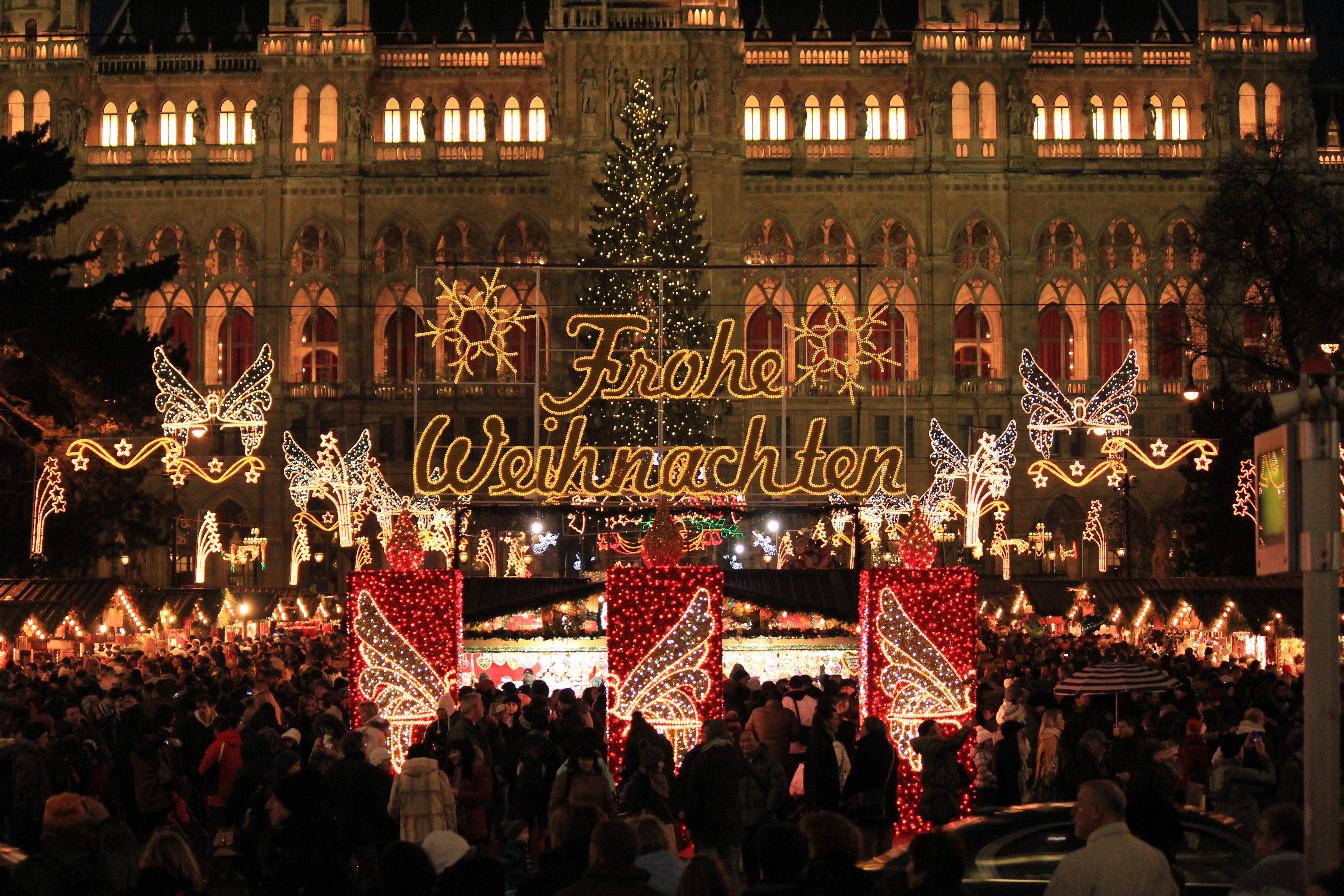 Festliche Beleuchtung auf einem Weihnachtsmarkt als sozialer Begegnungsraum in Wien